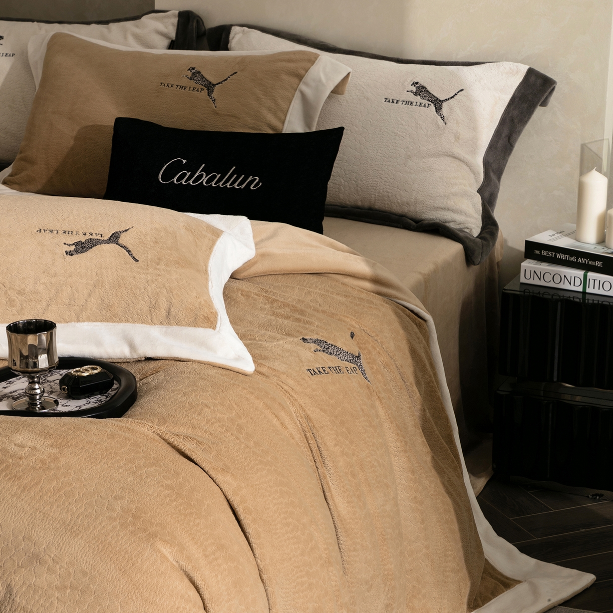 91家纺网 家纺一手货源 找家纺 卡巴伦家纺 2025新款烂花拼角绣花四件套-豹富（会员：-20元 控价：298） 豹富-松露咖