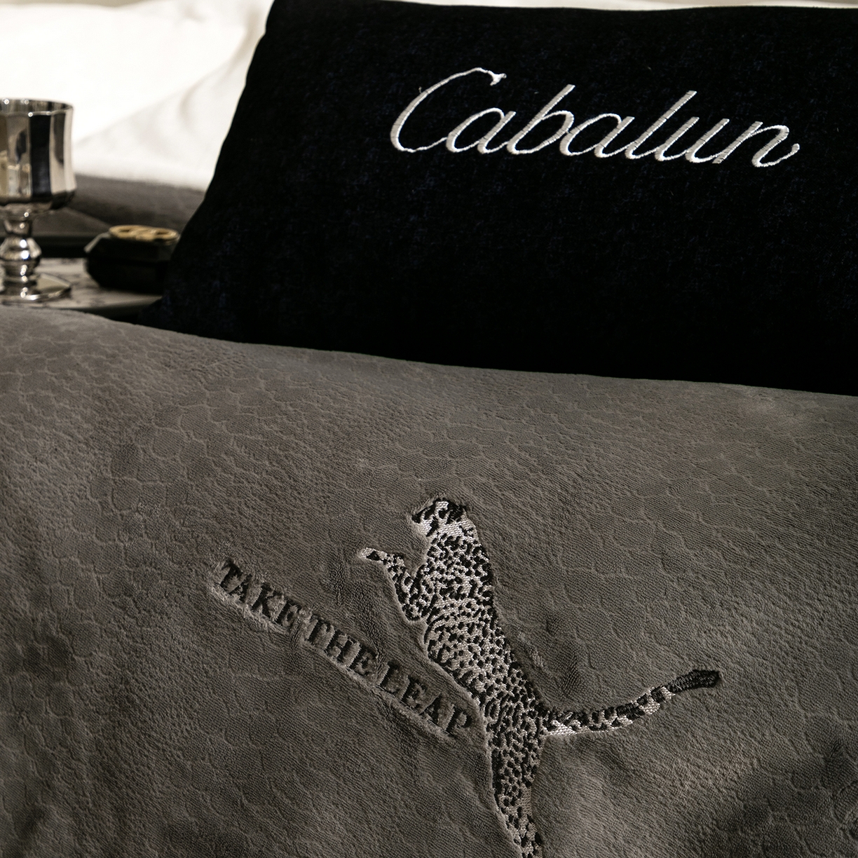 91家纺网 家纺一手货源 找家纺 卡巴伦家纺 2025新款烂花拼角绣花四件套-豹富（会员：-20元 控价：298） 豹富-雅致灰