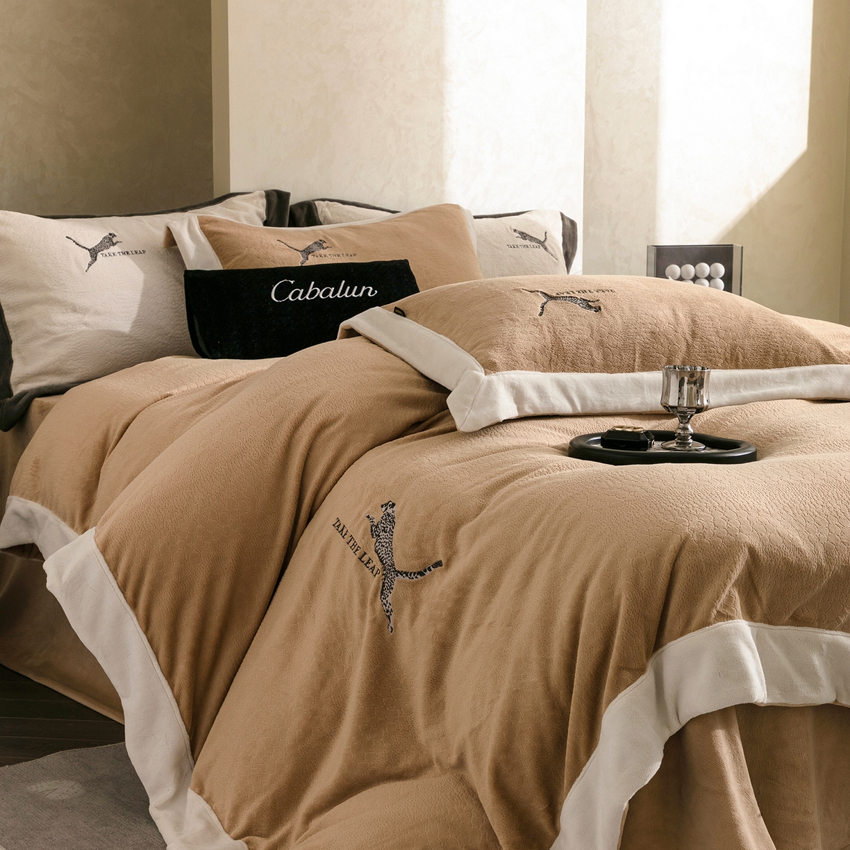 91家纺网 家纺一手货源 找家纺 卡巴伦家纺 2025新款烂花拼角绣花四件套-豹富（会员：-20元 控价：298） 豹富-松露咖