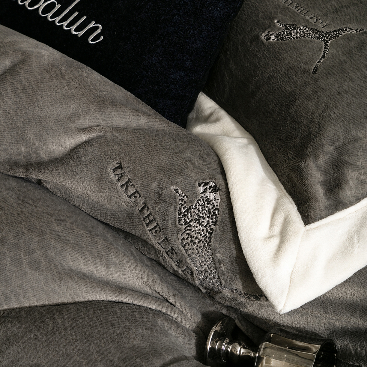 91家纺网 家纺一手货源 找家纺 卡巴伦家纺 2025新款烂花拼角绣花四件套-豹富（会员：-20元 控价：298） 豹富-雅致灰