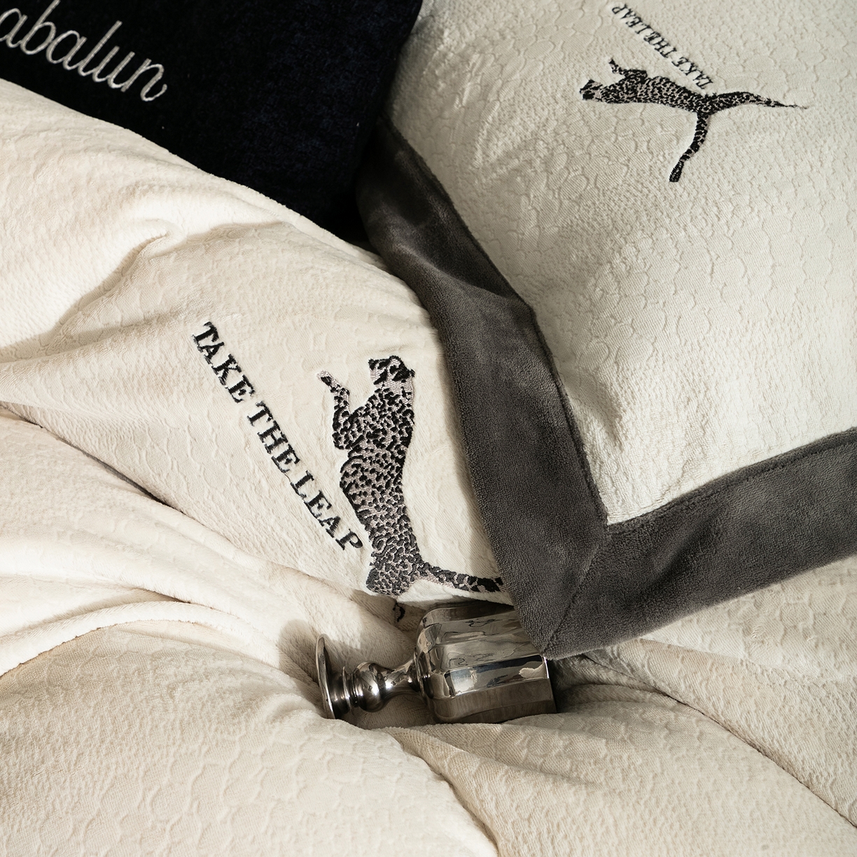 91家纺网 家纺一手货源 找家纺 卡巴伦家纺 2025新款烂花拼角绣花四件套-豹富（会员：-20元 控价：298） 豹富-流光白