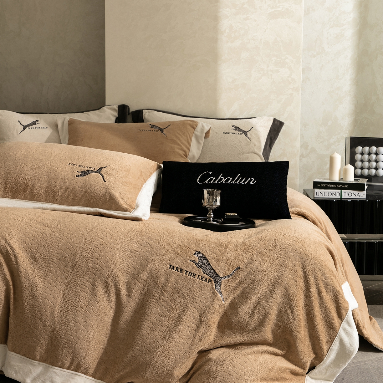 91家纺网 家纺一手货源 找家纺 卡巴伦家纺 2025新款烂花拼角绣花四件套-豹富（会员：-20元 控价：298） 豹富-松露咖