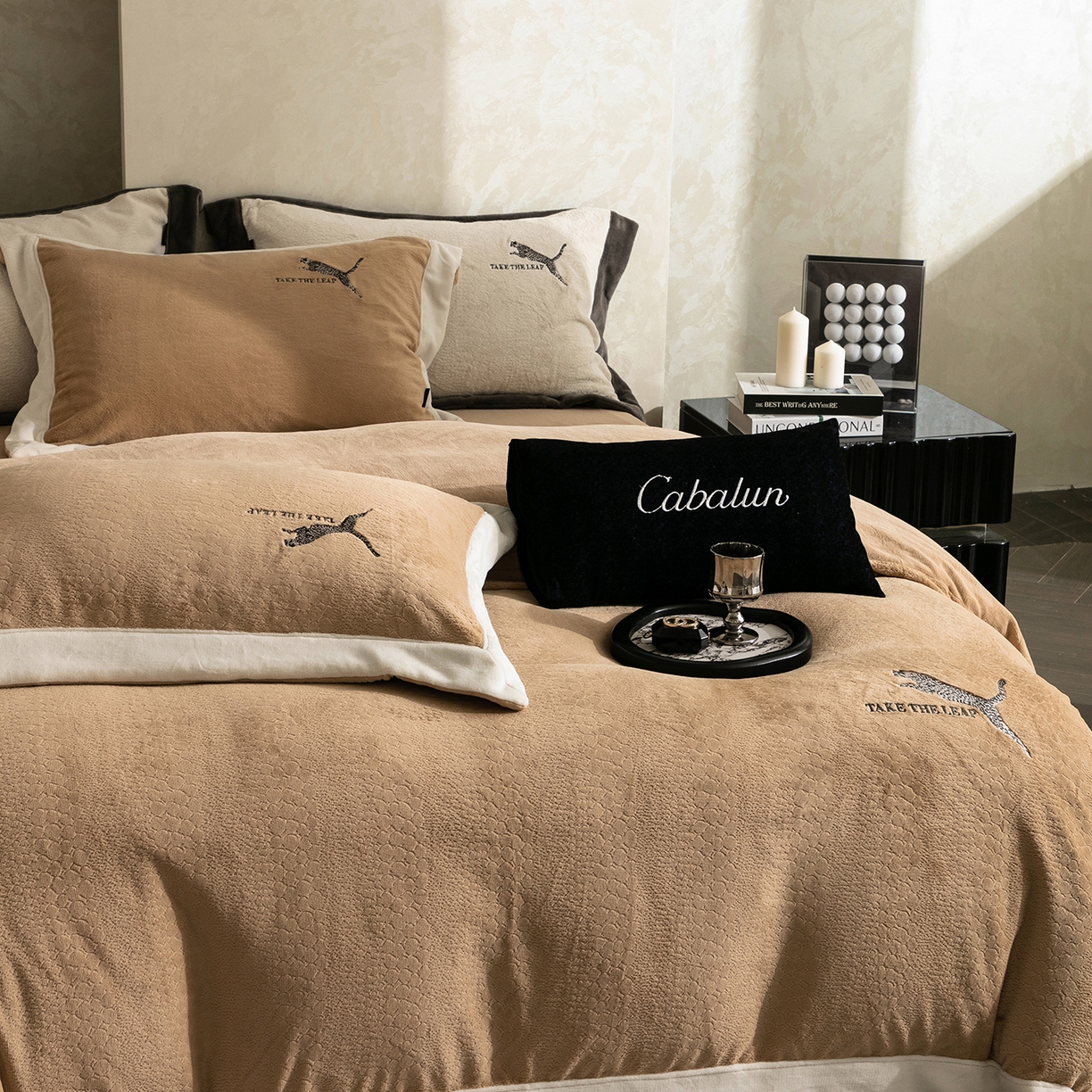 91家纺网 家纺一手货源 找家纺 卡巴伦家纺 2025新款烂花拼角绣花四件套-豹富（会员：-20元 控价：298） 豹富-松露咖