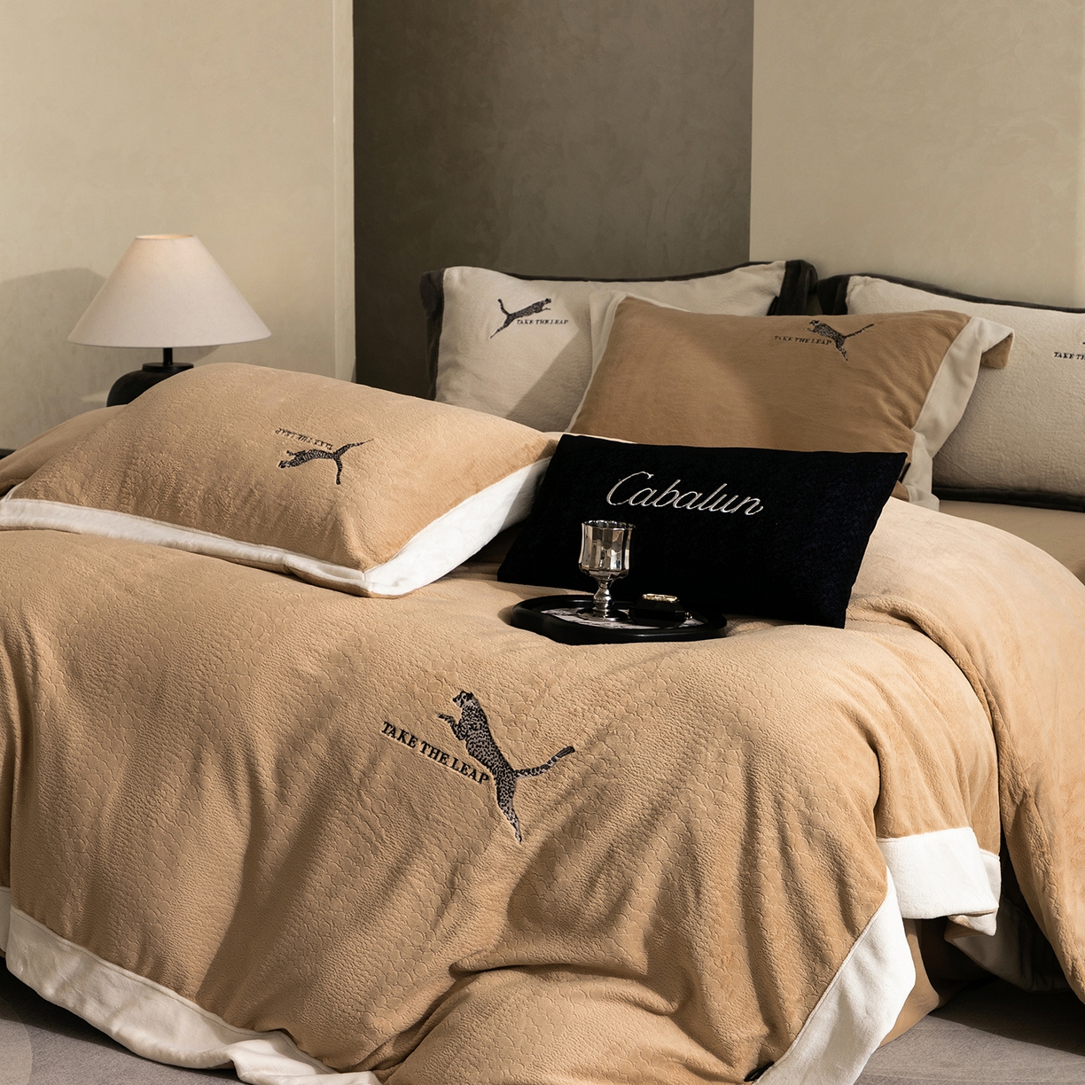 91家纺网 家纺一手货源 找家纺 卡巴伦家纺 2025新款烂花拼角绣花四件套-豹富（会员：-20元 控价：298） 豹富-松露咖