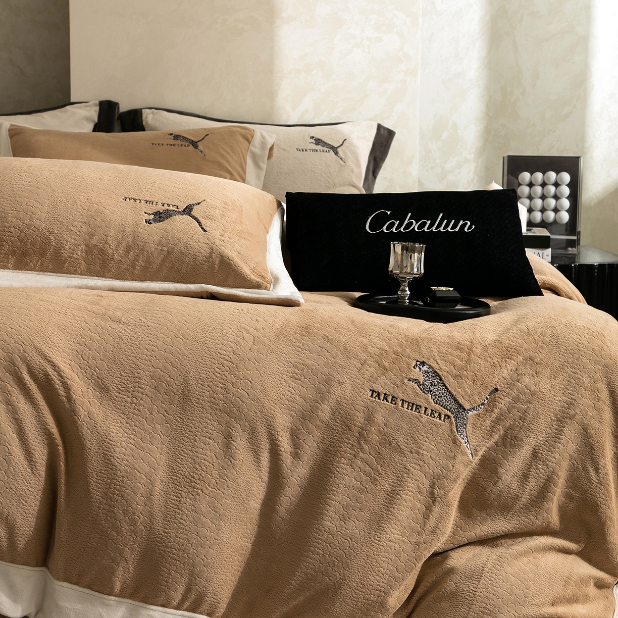 91家纺网 家纺一手货源 找家纺 卡巴伦家纺 2025新款烂花拼角绣花四件套-豹富（会员：-20元 控价：298） 豹富-松露咖