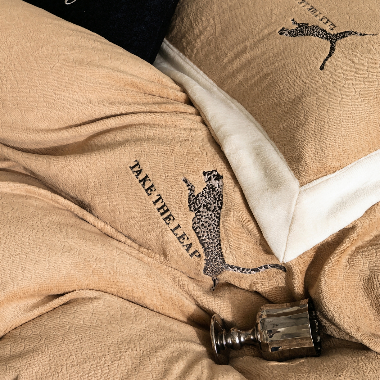 91家纺网 家纺一手货源 找家纺 卡巴伦家纺 2025新款烂花拼角绣花四件套-豹富（会员：-20元 控价：298） 豹富-松露咖