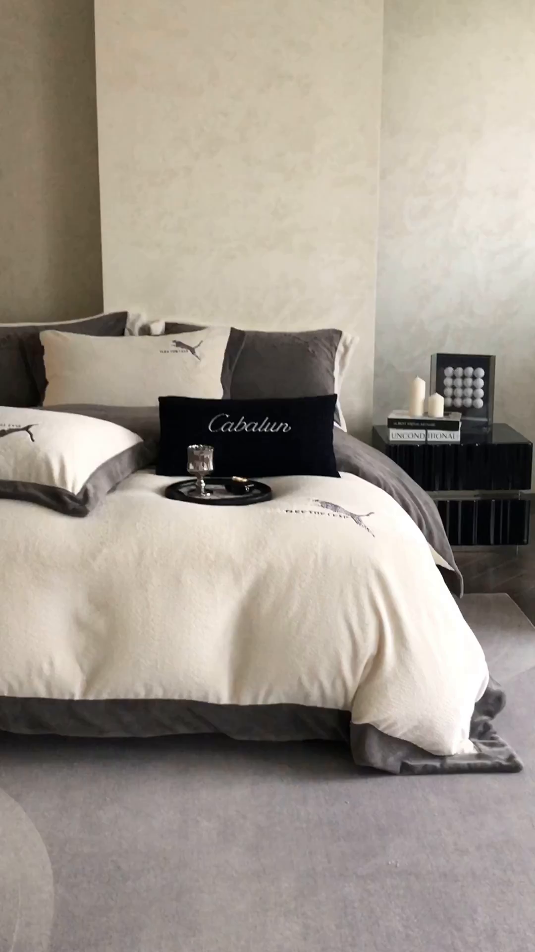 91家纺网 家纺一手货源 找家纺 卡巴伦家纺 2025新款烂花拼角绣花四件套-豹富（会员：-20元 控价：298） 豹富-流光白