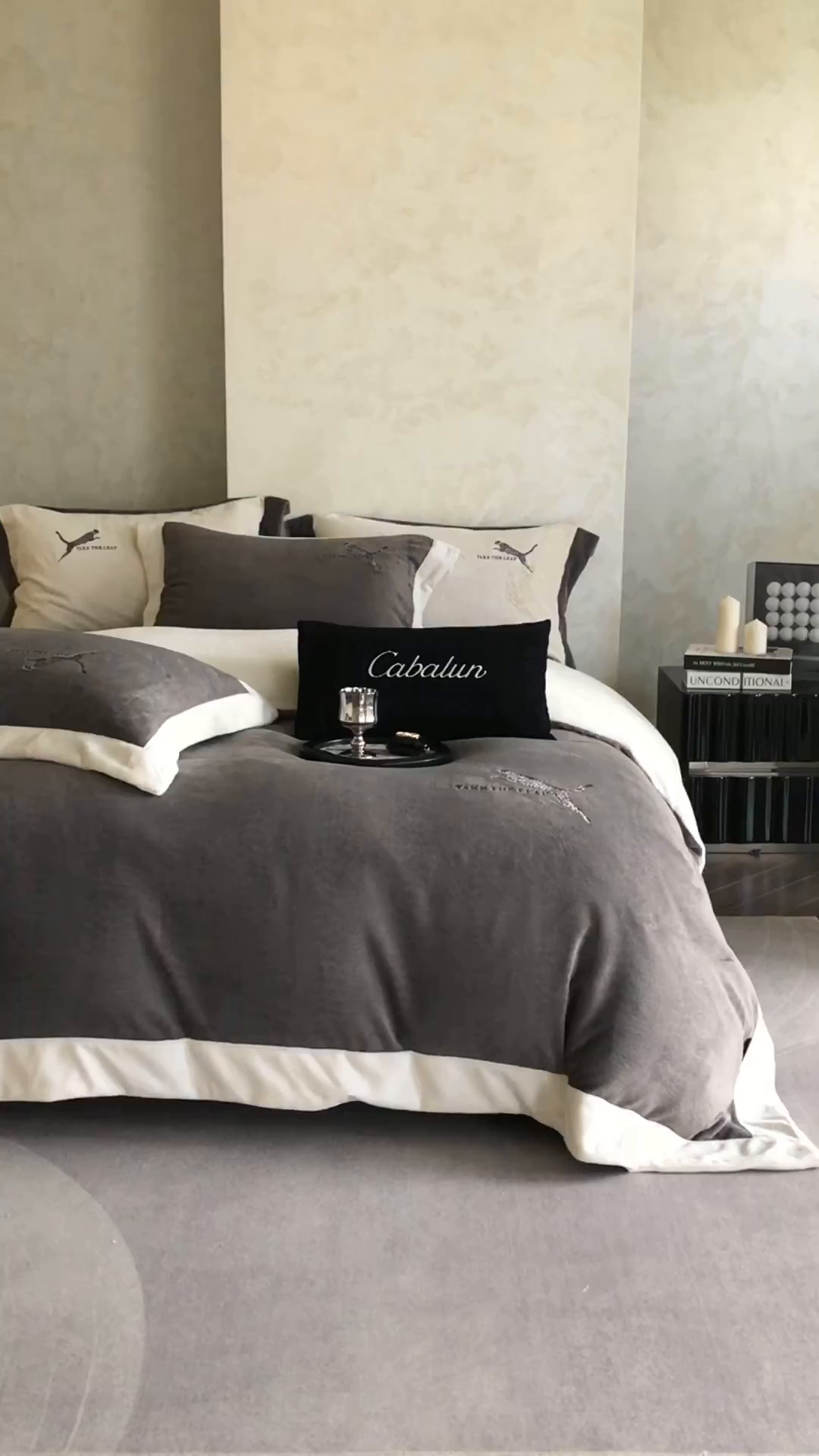 91家纺网 家纺一手货源 找家纺 卡巴伦家纺 2025新款烂花拼角绣花四件套-豹富（会员：-20元 控价：298） 豹富-雅致灰