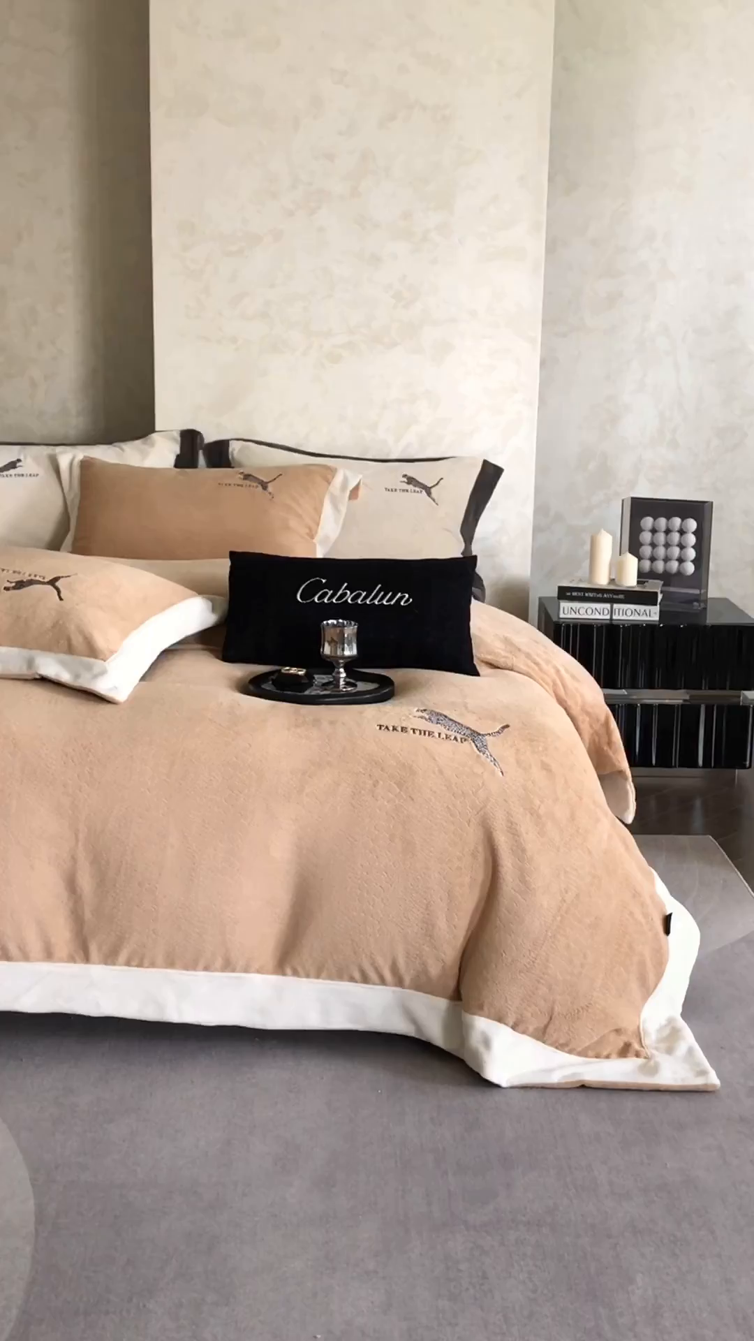 91家纺网 家纺一手货源 找家纺 卡巴伦家纺 2025新款烂花拼角绣花四件套-豹富（会员：-20元 控价：298） 豹富-松露咖