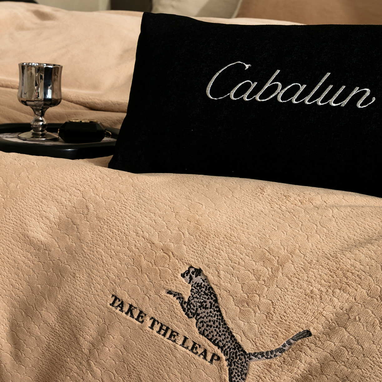 91家纺网 家纺一手货源 找家纺 卡巴伦家纺 2025新款烂花拼角绣花四件套-豹富（会员：-20元 控价：298） 豹富-松露咖