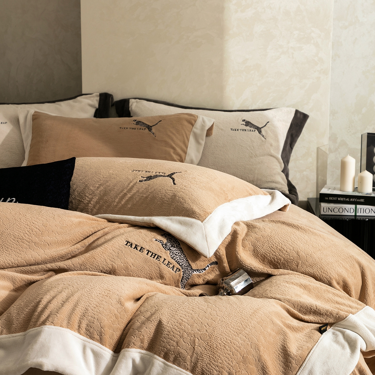 91家纺网 家纺一手货源 找家纺 卡巴伦家纺 2025新款烂花拼角绣花四件套-豹富（会员：-20元 控价：298） 豹富-松露咖