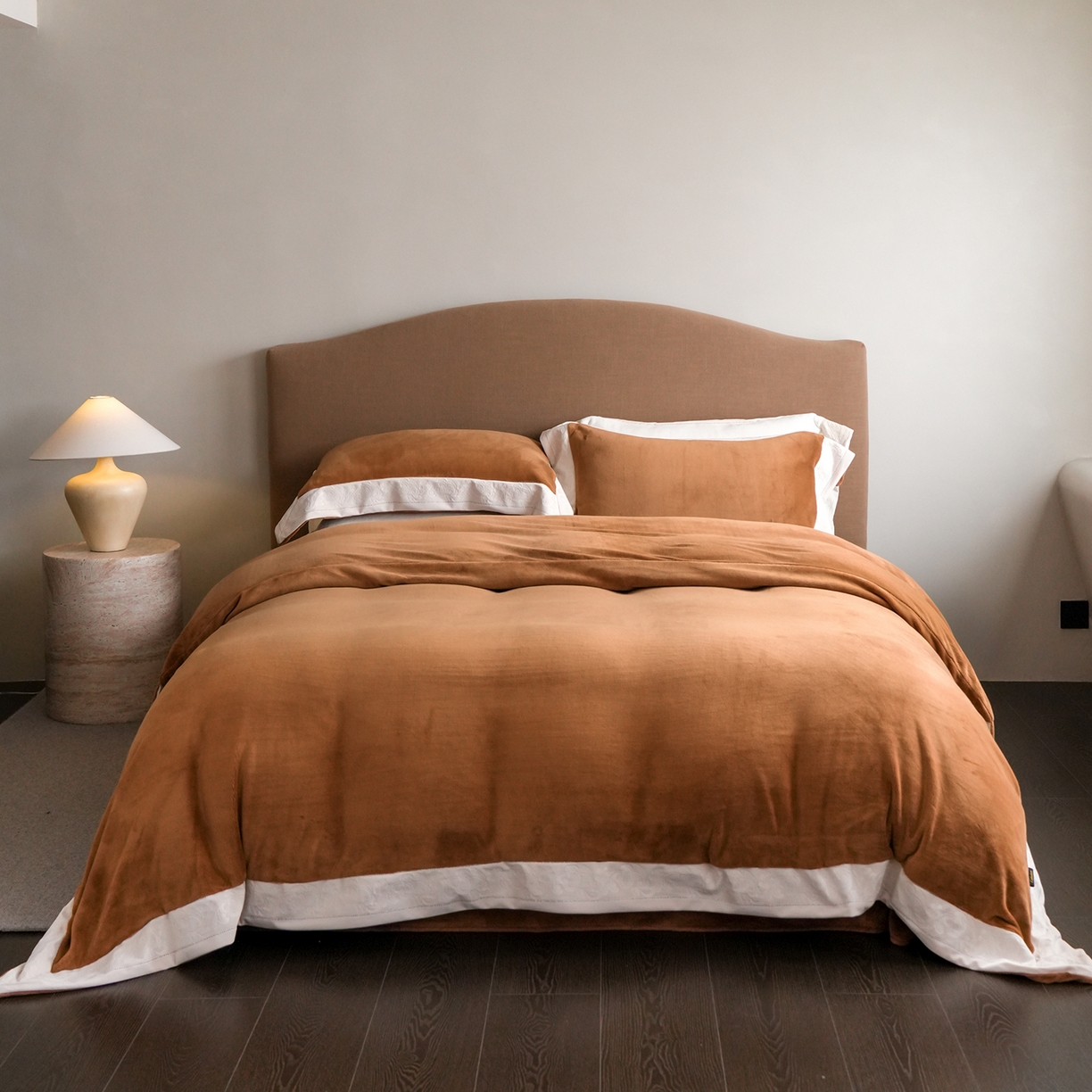 91家纺网 家纺一手货源 找家纺 （总）卡巴伦家纺 2025新款280克全消光绣花拼边四件套-赫莲娜（会员：-30元 控价：458元）