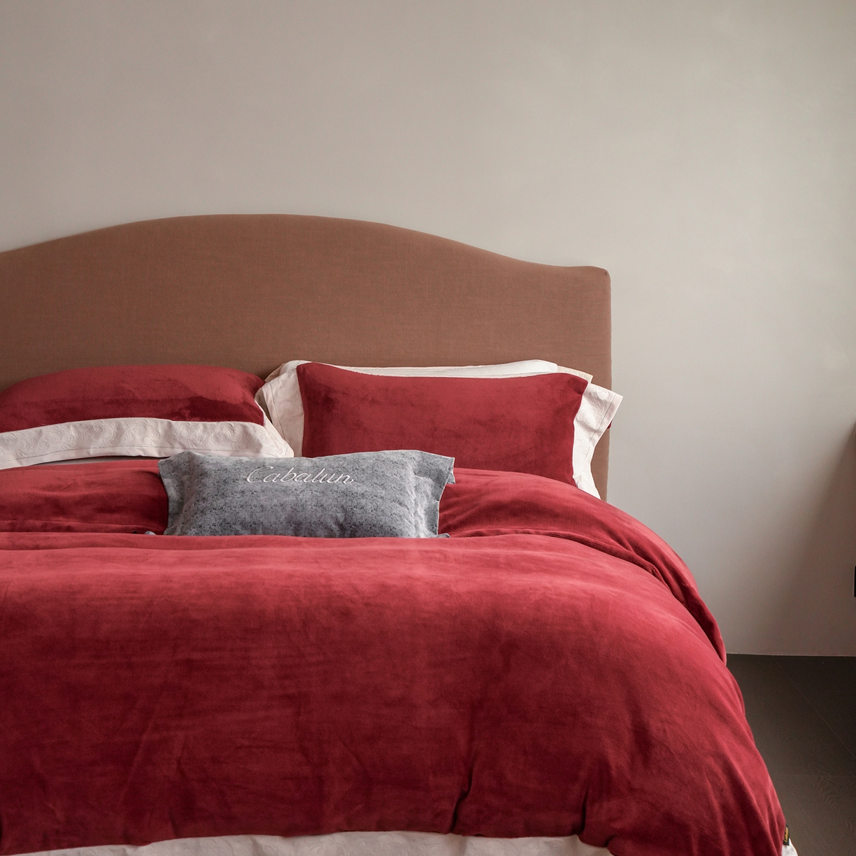 91家纺网 家纺一手货源 找家纺 （总）卡巴伦家纺 2025新款280克全消光绣花拼边四件套-赫莲娜（会员：-30元 控价：458元）