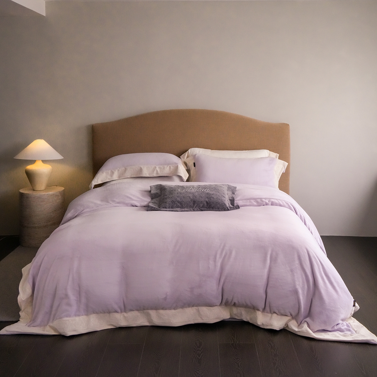 91家纺网 家纺一手货源 找家纺 （总）卡巴伦家纺 2025新款280克全消光绣花拼边四件套-赫莲娜（会员：-30元 控价：458元）