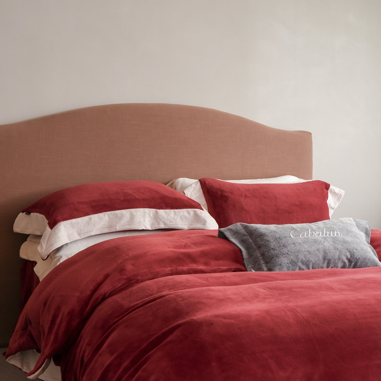 91家纺网 家纺一手货源 找家纺 （总）卡巴伦家纺 2025新款280克全消光绣花拼边四件套-赫莲娜（会员：-30元 控价：458元）