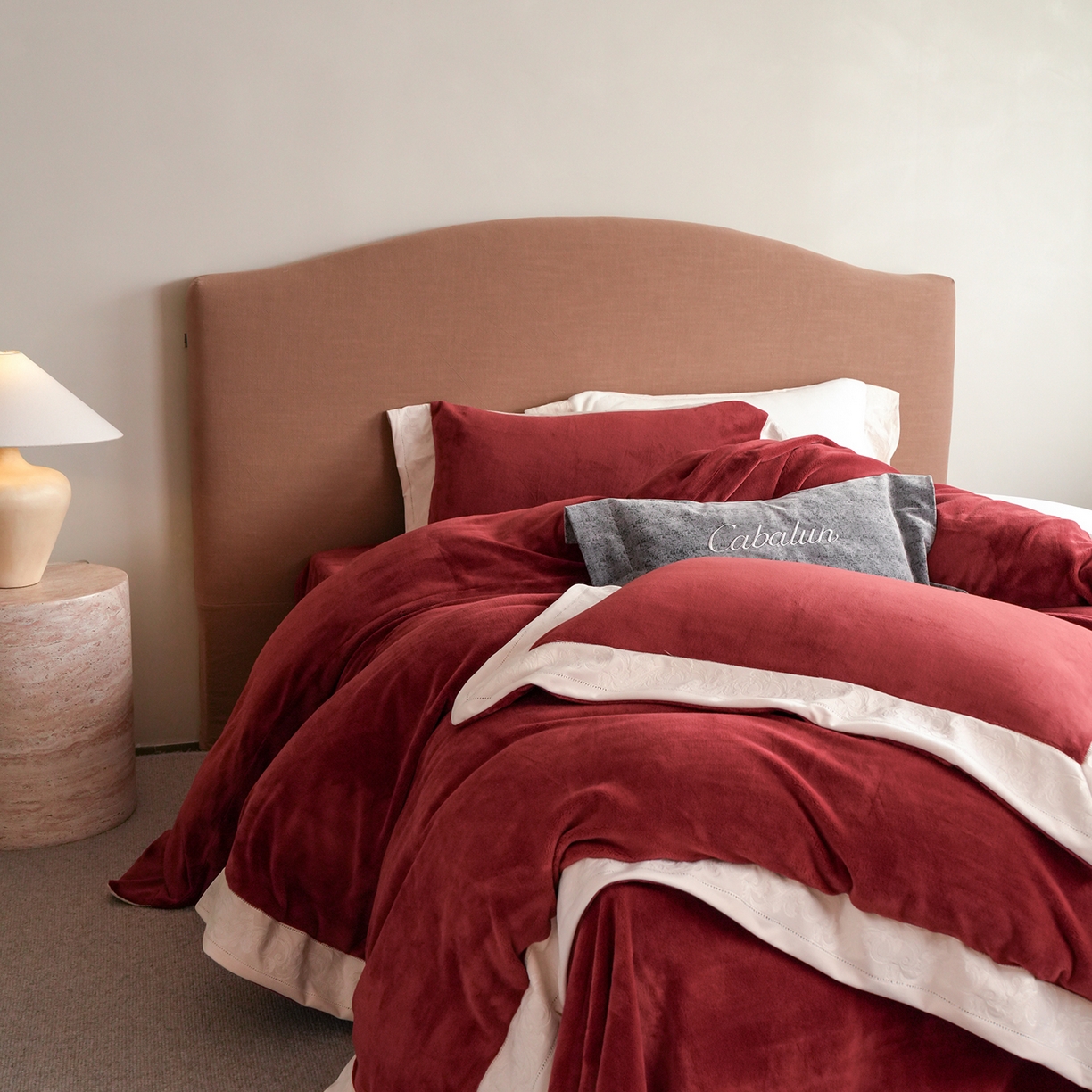 91家纺网 家纺一手货源 找家纺 （总）卡巴伦家纺 2025新款280克全消光绣花拼边四件套-赫莲娜（会员：-30元 控价：458元）