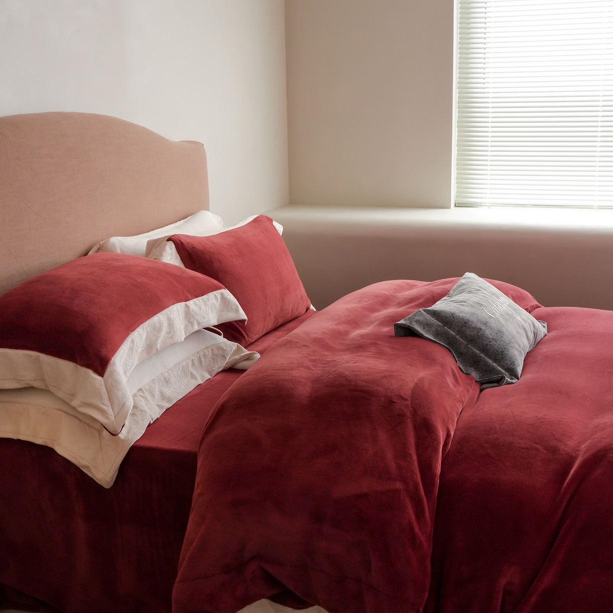 91家纺网 家纺一手货源 找家纺 （总）卡巴伦家纺 2025新款280克全消光绣花拼边四件套-赫莲娜（会员：-30元 控价：458元）