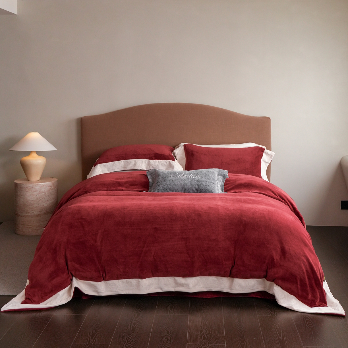 91家纺网 家纺一手货源 找家纺 卡巴伦家纺 2024新款高克重牛奶绒印加绣四件套-蒙可 蒙可-爱意浓