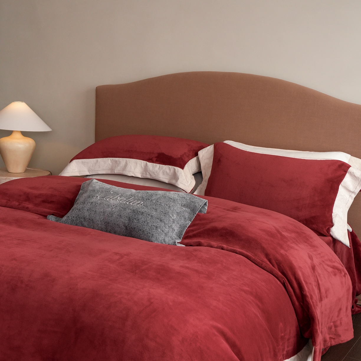 91家纺网 家纺一手货源 找家纺 （总）卡巴伦家纺 2025新款280克全消光绣花拼边四件套-赫莲娜（会员：-30元 控价：458元）