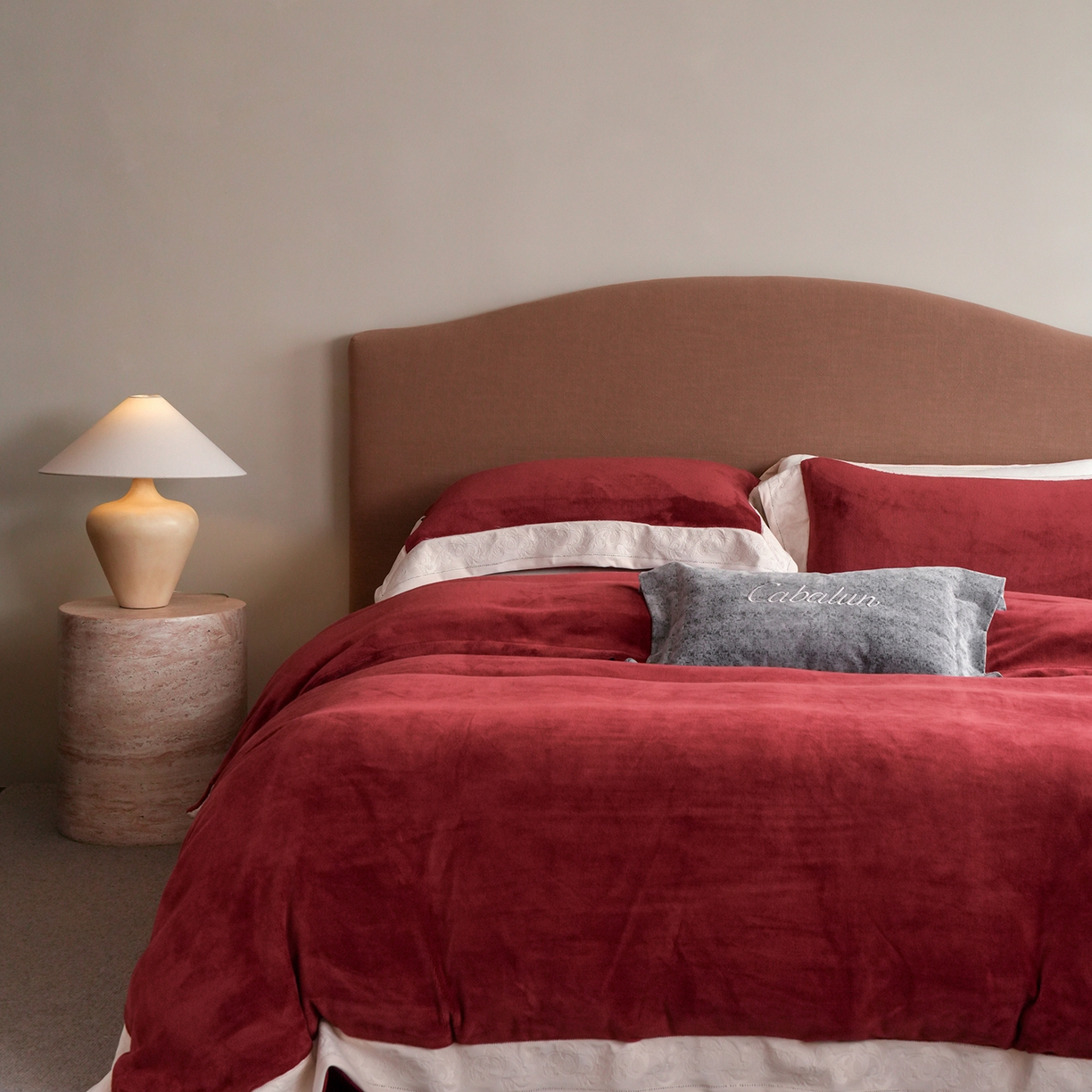 91家纺网 家纺一手货源 找家纺 （总）卡巴伦家纺 2025新款280克全消光绣花拼边四件套-赫莲娜（会员：-30元 控价：458元）