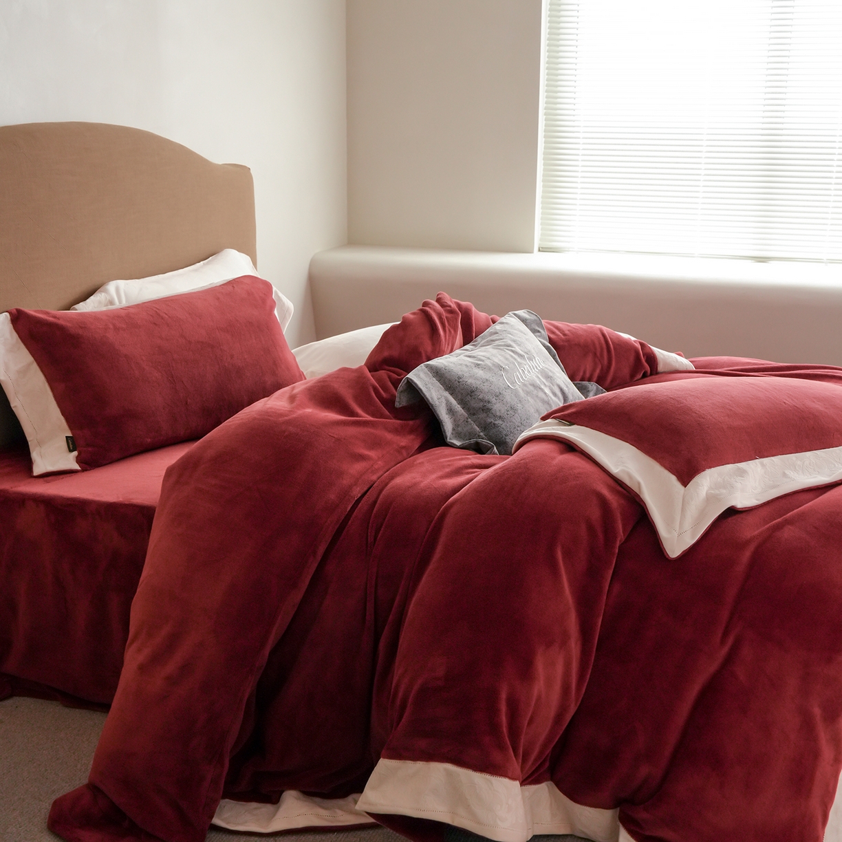 91家纺网 家纺一手货源 找家纺 （总）卡巴伦家纺 2025新款280克全消光绣花拼边四件套-赫莲娜（会员：-30元 控价：458元）