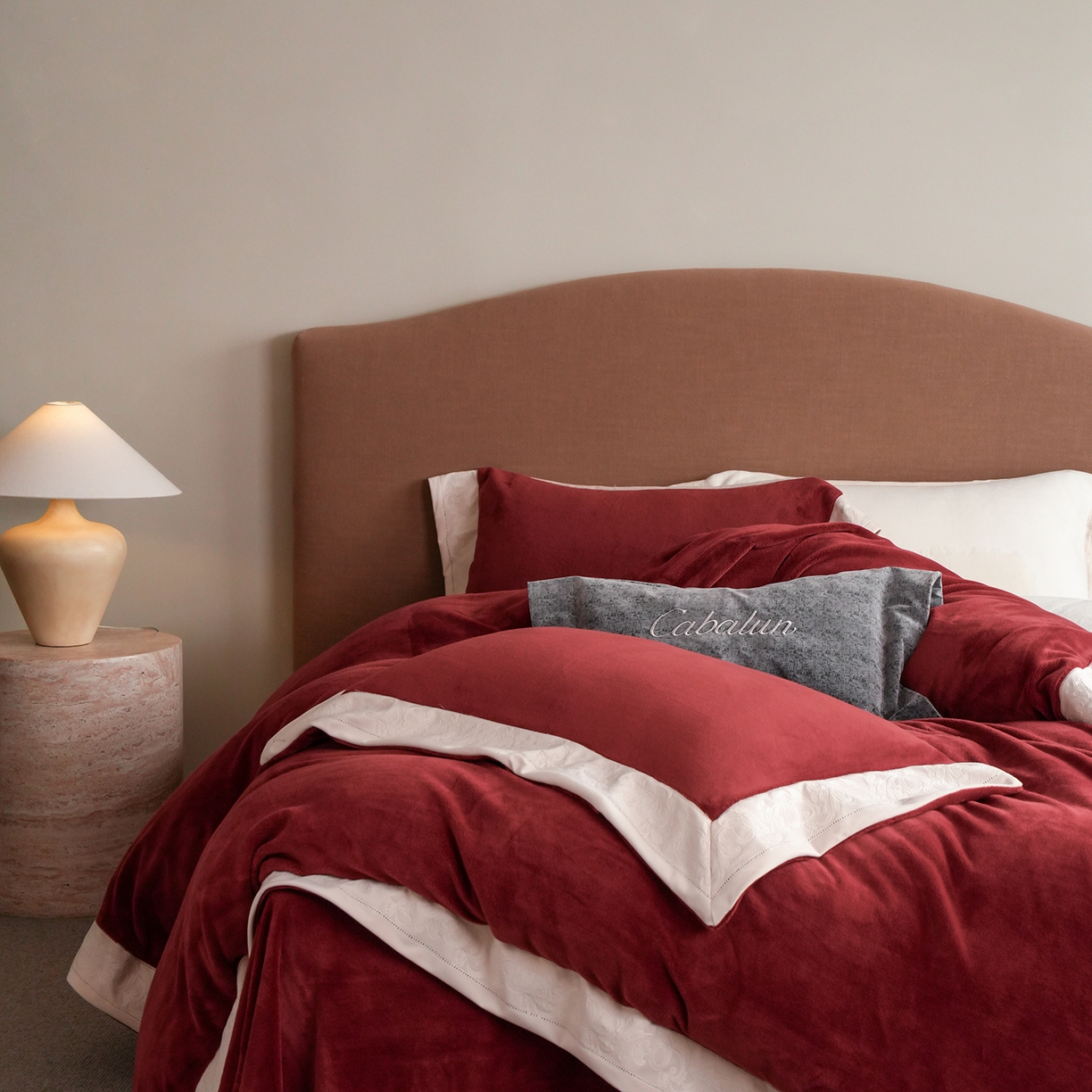 91家纺网 家纺一手货源 找家纺 （总）卡巴伦家纺 2025新款280克全消光绣花拼边四件套-赫莲娜（会员：-30元 控价：458元）