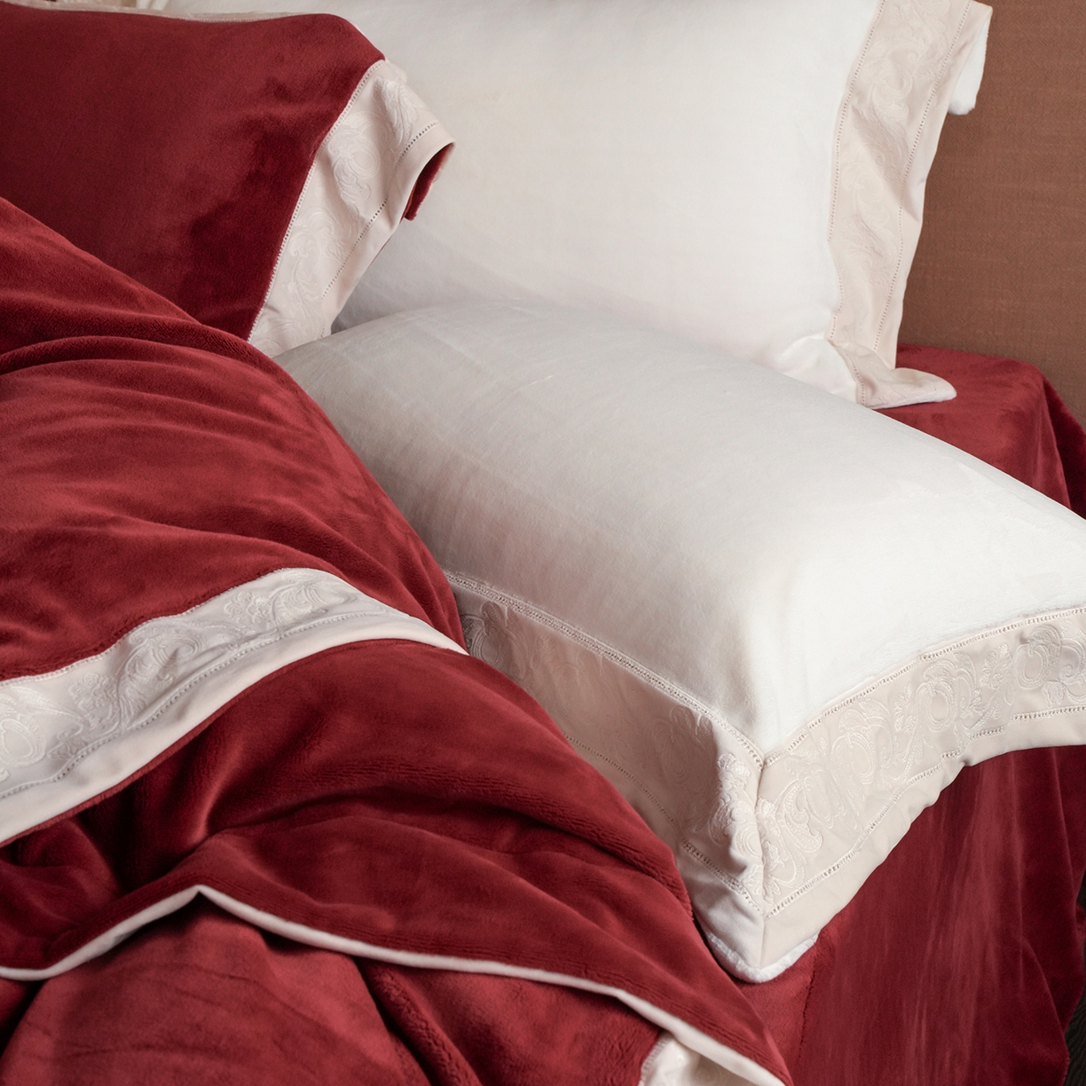 91家纺网 家纺一手货源 找家纺 （总）卡巴伦家纺 2025新款280克全消光绣花拼边四件套-赫莲娜（会员：-30元 控价：458元）