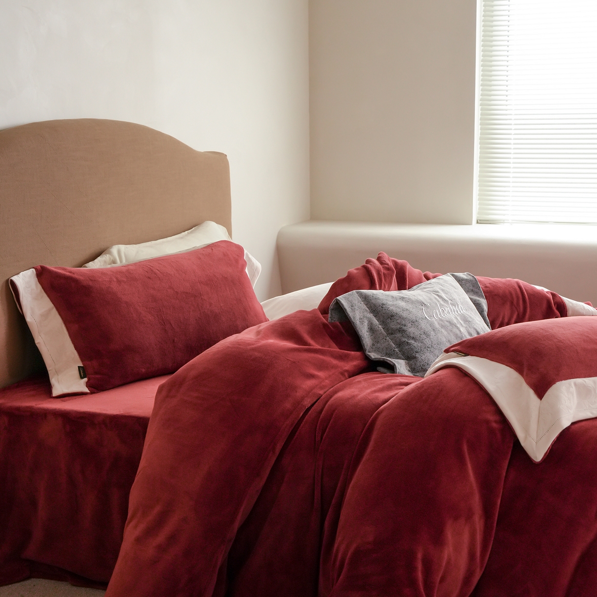 91家纺网 家纺一手货源 找家纺 （总）卡巴伦家纺 2025新款280克全消光绣花拼边四件套-赫莲娜（会员：-30元 控价：458元）