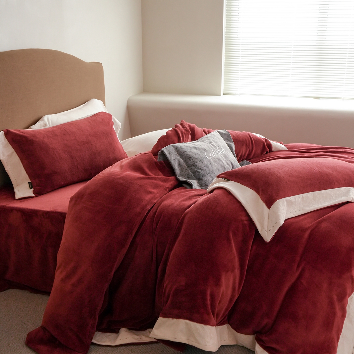 91家纺网 家纺一手货源 找家纺 （总）卡巴伦家纺 2025新款280克全消光绣花拼边四件套-赫莲娜（会员：-30元 控价：458元）