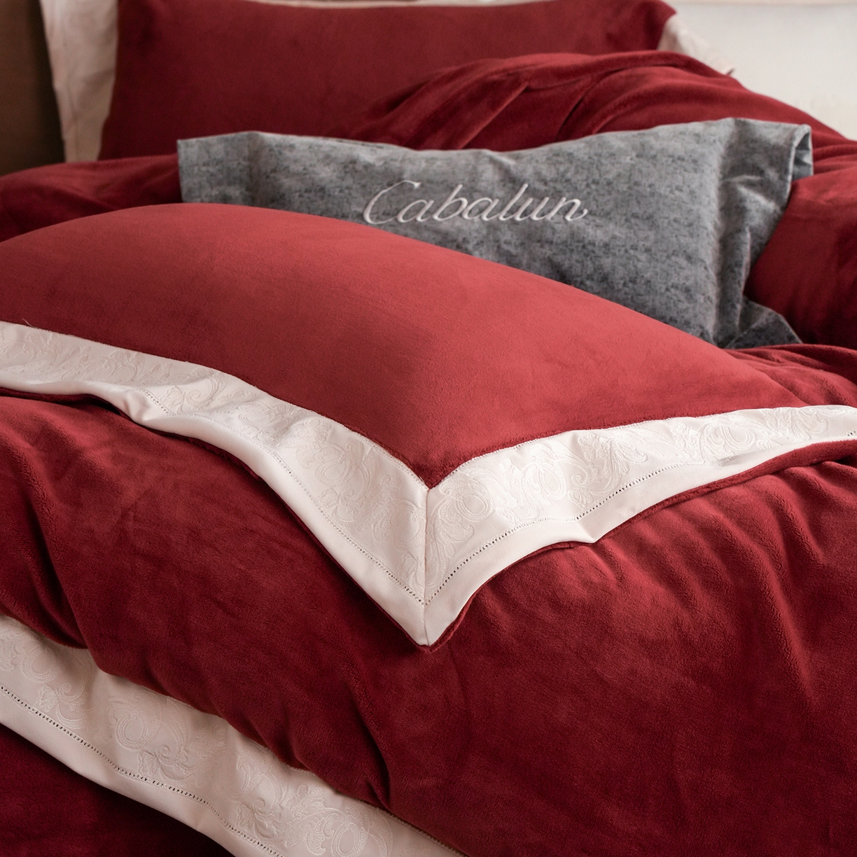 91家纺网 家纺一手货源 找家纺 （总）卡巴伦家纺 2025新款280克全消光绣花拼边四件套-赫莲娜（会员：-30元 控价：458元）