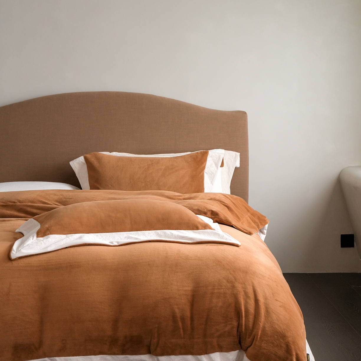 91家纺网 家纺一手货源 找家纺 卡巴伦家纺 2025新款280克全消光绣花拼边四件套-赫莲娜（会员：-30元 控价：458元） 赫莲娜-火山咖