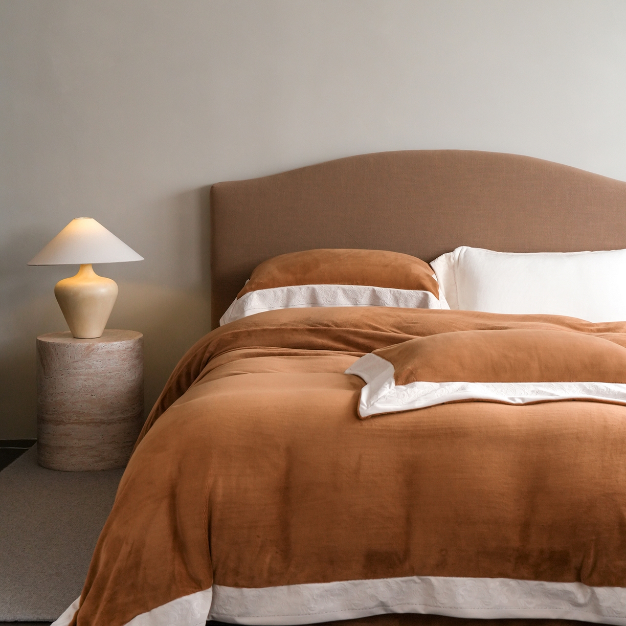 91家纺网 家纺一手货源 找家纺 卡巴伦家纺 2025新款280克全消光绣花拼边四件套-赫莲娜（会员：-30元 控价：458元） 赫莲娜-火山咖