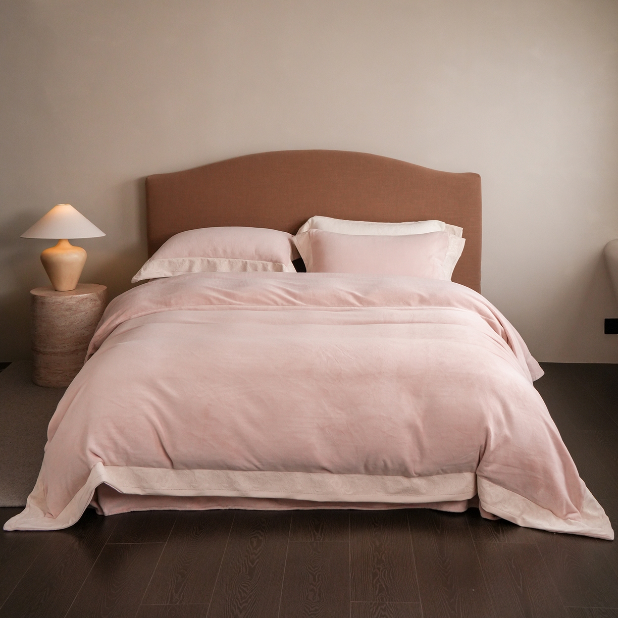 卡巴伦家纺 2025新款280克全消光绣花拼边四件套-赫莲娜（会员：-30元 控价：458元） 赫莲娜-樱花粉