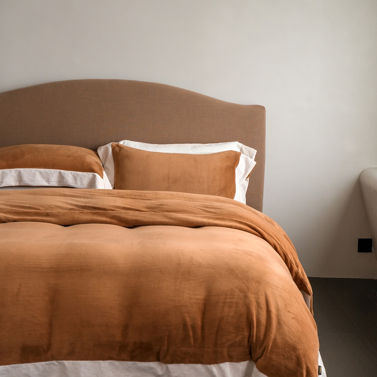 91家纺网 家纺一手货源 找家纺 卡巴伦家纺 2025新款280克全消光绣花拼边四件套-赫莲娜（会员：-30元 控价：458元） 赫莲娜-火山咖