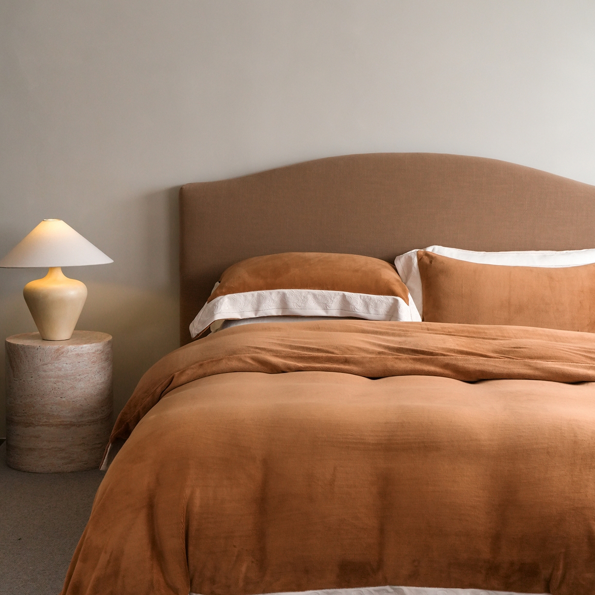 91家纺网 家纺一手货源 找家纺 卡巴伦家纺 2025新款280克全消光绣花拼边四件套-赫莲娜（会员：-30元 控价：458元） 赫莲娜-火山咖