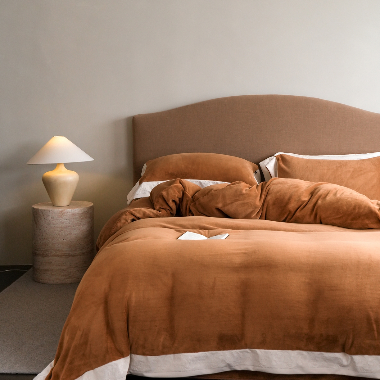 91家纺网 家纺一手货源 找家纺 卡巴伦家纺 2025新款280克全消光绣花拼边四件套-赫莲娜（会员：-30元 控价：458元） 赫莲娜-火山咖