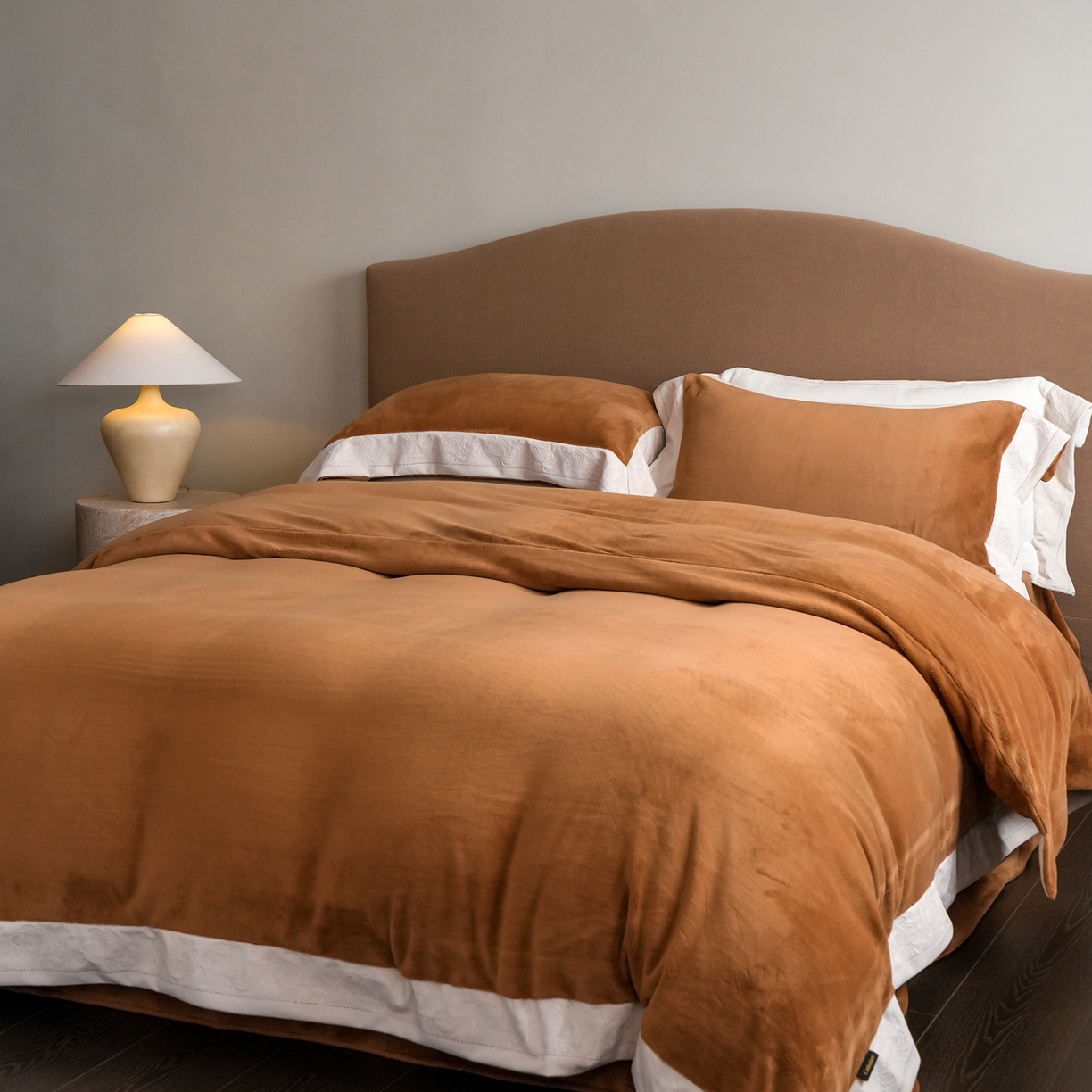 91家纺网 家纺一手货源 找家纺 卡巴伦家纺 2025新款280克全消光绣花拼边四件套-赫莲娜（会员：-30元 控价：458元） 赫莲娜-火山咖