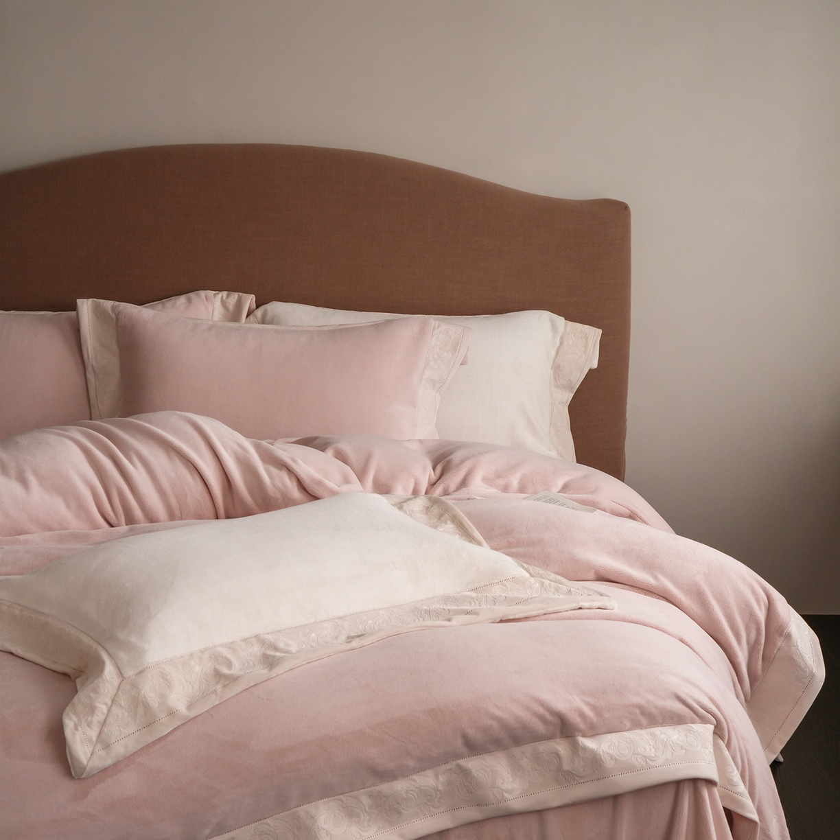 91家纺网 家纺一手货源 找家纺 卡巴伦家纺 2025新款280克全消光绣花拼边四件套-赫莲娜（会员：-30元 控价：458元） 赫莲娜-樱花粉