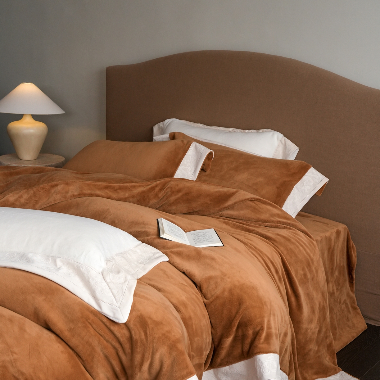 91家纺网 家纺一手货源 找家纺 卡巴伦家纺 2025新款280克全消光绣花拼边四件套-赫莲娜（会员：-30元 控价：458元） 赫莲娜-火山咖