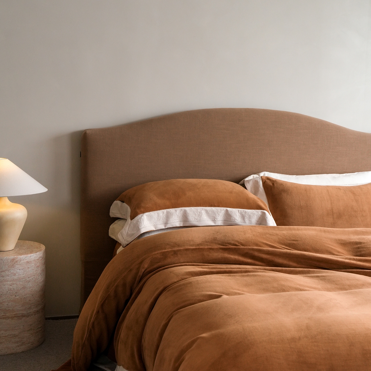 91家纺网 家纺一手货源 找家纺 卡巴伦家纺 2025新款280克全消光绣花拼边四件套-赫莲娜（会员：-30元 控价：458元） 赫莲娜-火山咖