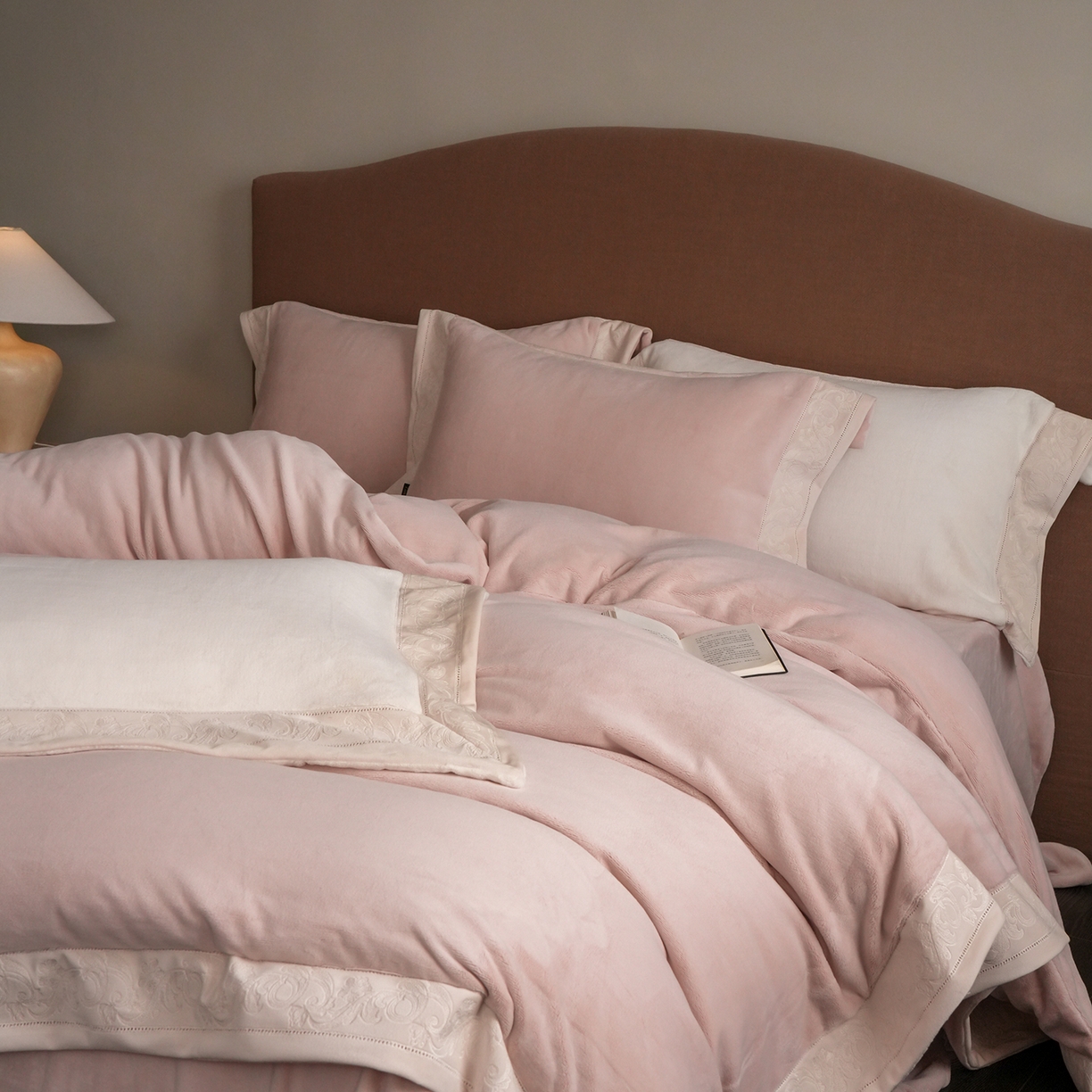 91家纺网 家纺一手货源 找家纺 卡巴伦家纺 2025新款280克全消光绣花拼边四件套-赫莲娜（会员：-30元 控价：458元） 赫莲娜-樱花粉