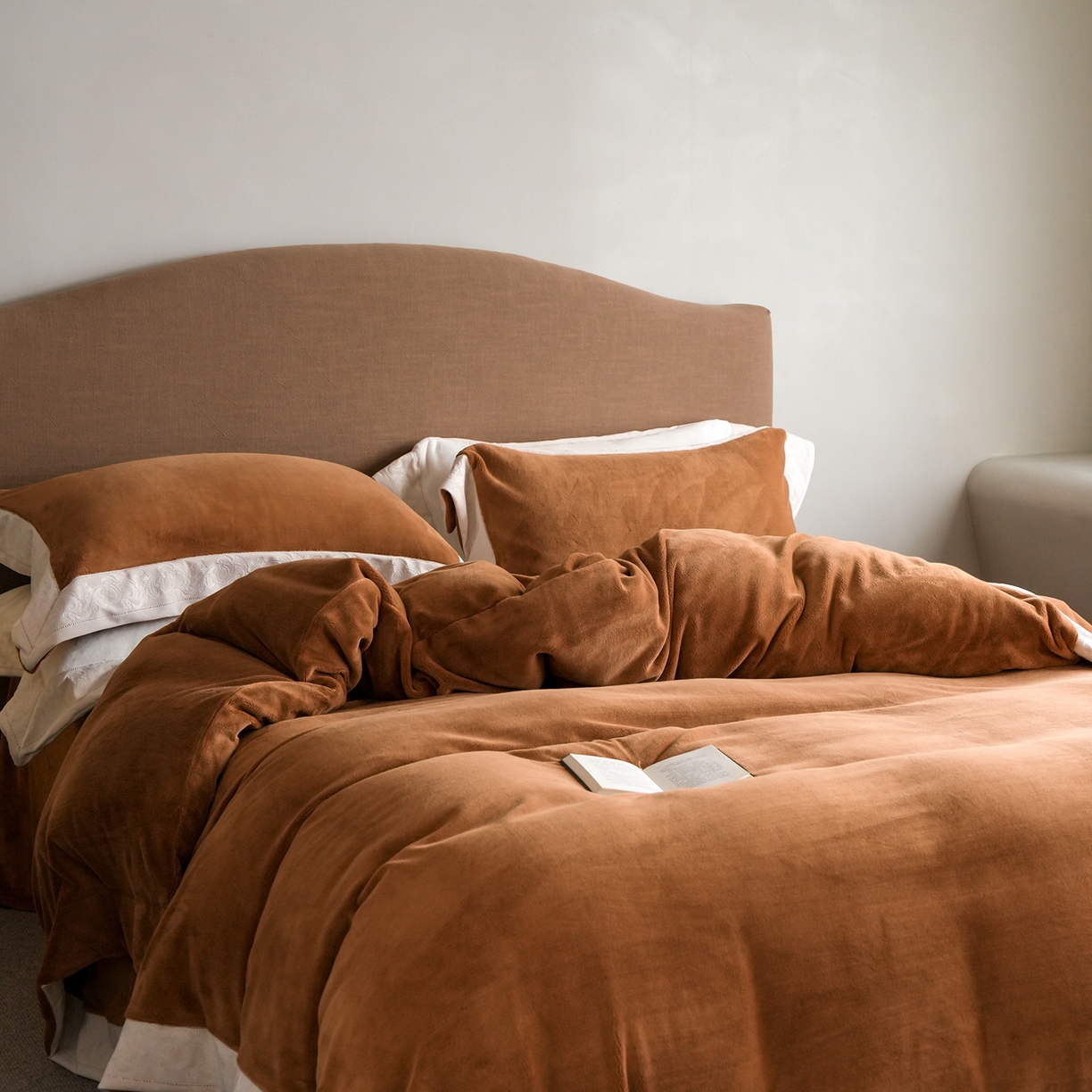 91家纺网 家纺一手货源 找家纺 卡巴伦家纺 2025新款280克全消光绣花拼边四件套-赫莲娜（会员：-30元 控价：458元） 赫莲娜-火山咖