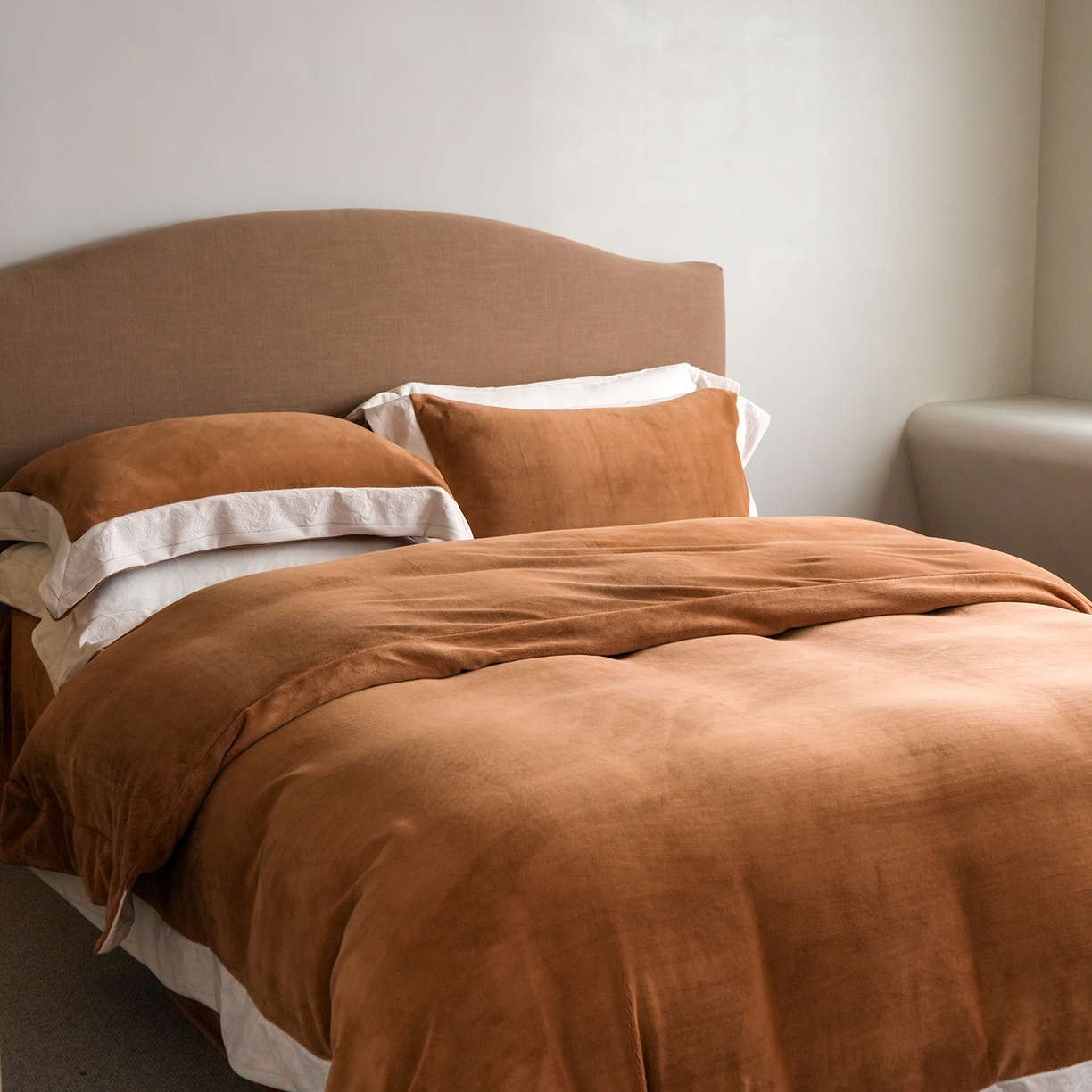 91家纺网 家纺一手货源 找家纺 卡巴伦家纺 2025新款280克全消光绣花拼边四件套-赫莲娜（会员：-30元 控价：458元） 赫莲娜-火山咖