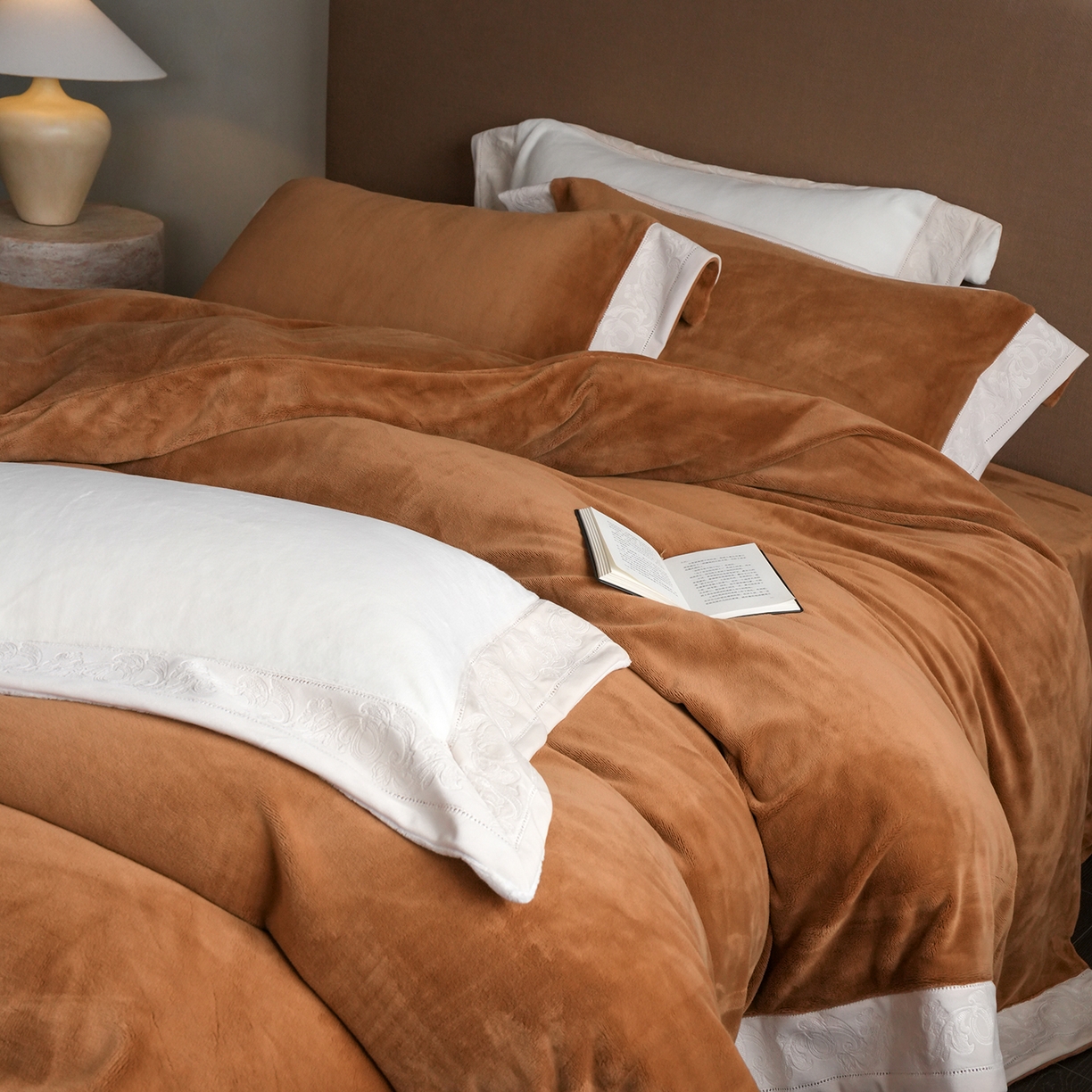 91家纺网 家纺一手货源 找家纺 卡巴伦家纺 2025新款280克全消光绣花拼边四件套-赫莲娜（会员：-30元 控价：458元） 赫莲娜-火山咖