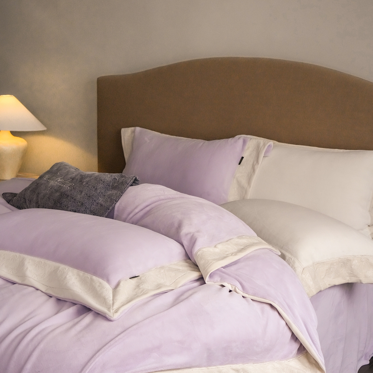 91家纺网 家纺一手货源 找家纺 卡巴伦家纺 2025新款280克全消光绣花拼边四件套-赫莲娜（会员：-30元 控价：458元） 赫莲娜-温柔紫