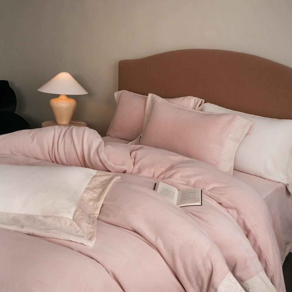 91家纺网 家纺一手货源 找家纺 卡巴伦家纺 2025新款280克全消光绣花拼边四件套-赫莲娜（会员：-30元 控价：458元） 赫莲娜-樱花粉