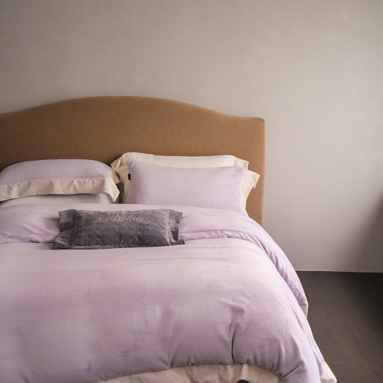 91家纺网 家纺一手货源 找家纺 卡巴伦家纺 2025新款280克全消光绣花拼边四件套-赫莲娜（会员：-30元 控价：458元） 赫莲娜-温柔紫