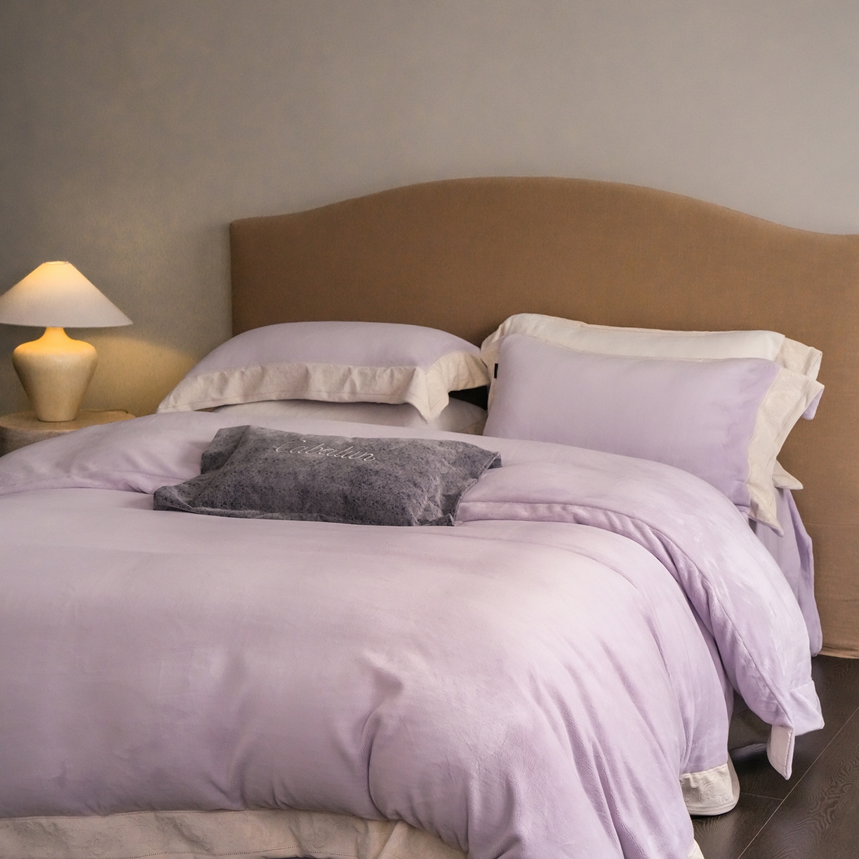 91家纺网 家纺一手货源 找家纺 卡巴伦家纺 2025新款280克全消光绣花拼边四件套-赫莲娜（会员：-30元 控价：458元） 赫莲娜-温柔紫