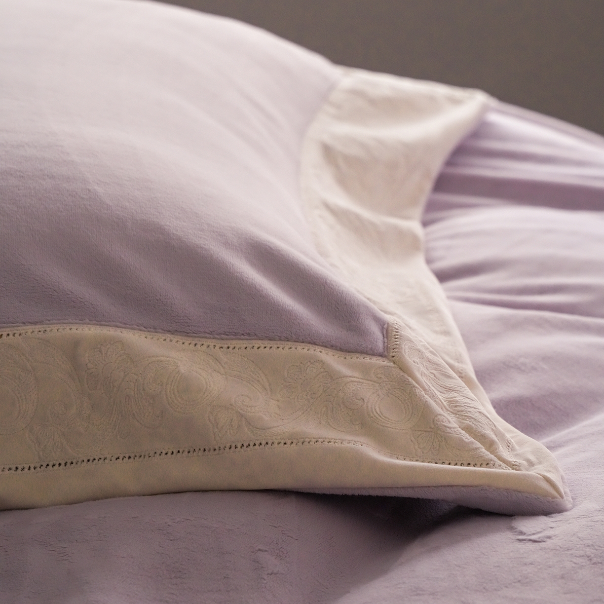 91家纺网 家纺一手货源 找家纺 卡巴伦家纺 2025新款280克全消光绣花拼边四件套-赫莲娜（会员：-30元 控价：458元） 赫莲娜-温柔紫