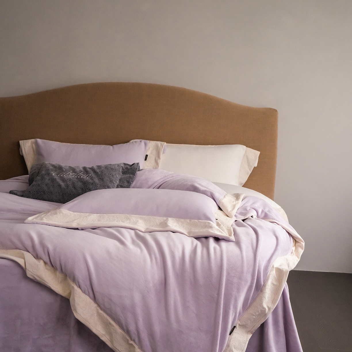 91家纺网 家纺一手货源 找家纺 卡巴伦家纺 2025新款280克全消光绣花拼边四件套-赫莲娜（会员：-30元 控价：458元） 赫莲娜-温柔紫